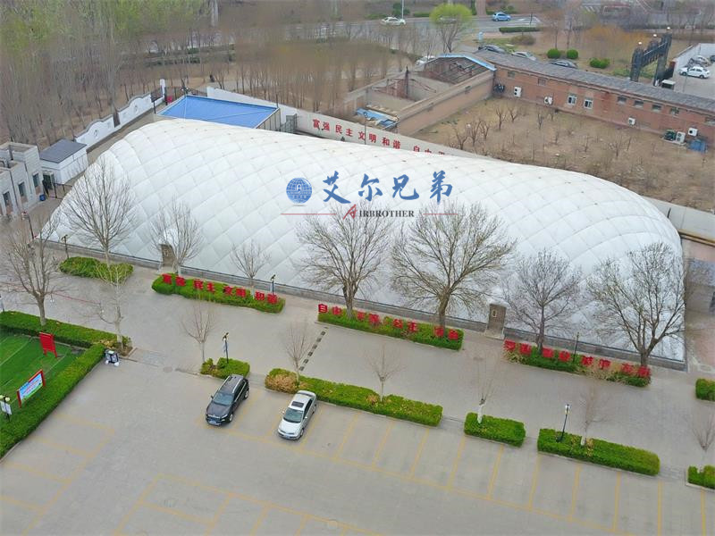 氣膜運動館在強風天氣下的穩定性如何？